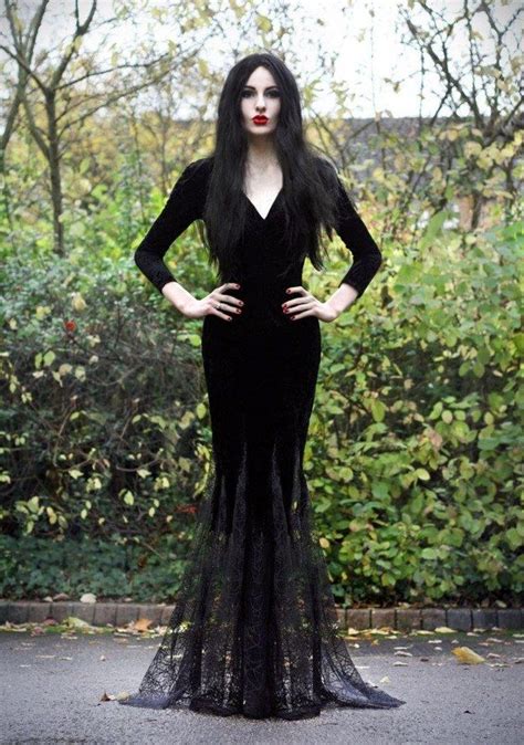 Cómo hacer un disfraz de Morticia Addams para Halloween